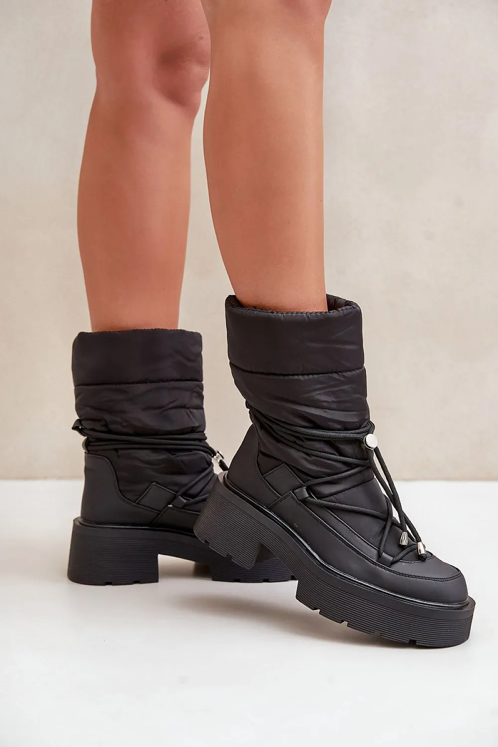 Flat heel Snow boots on massive platform